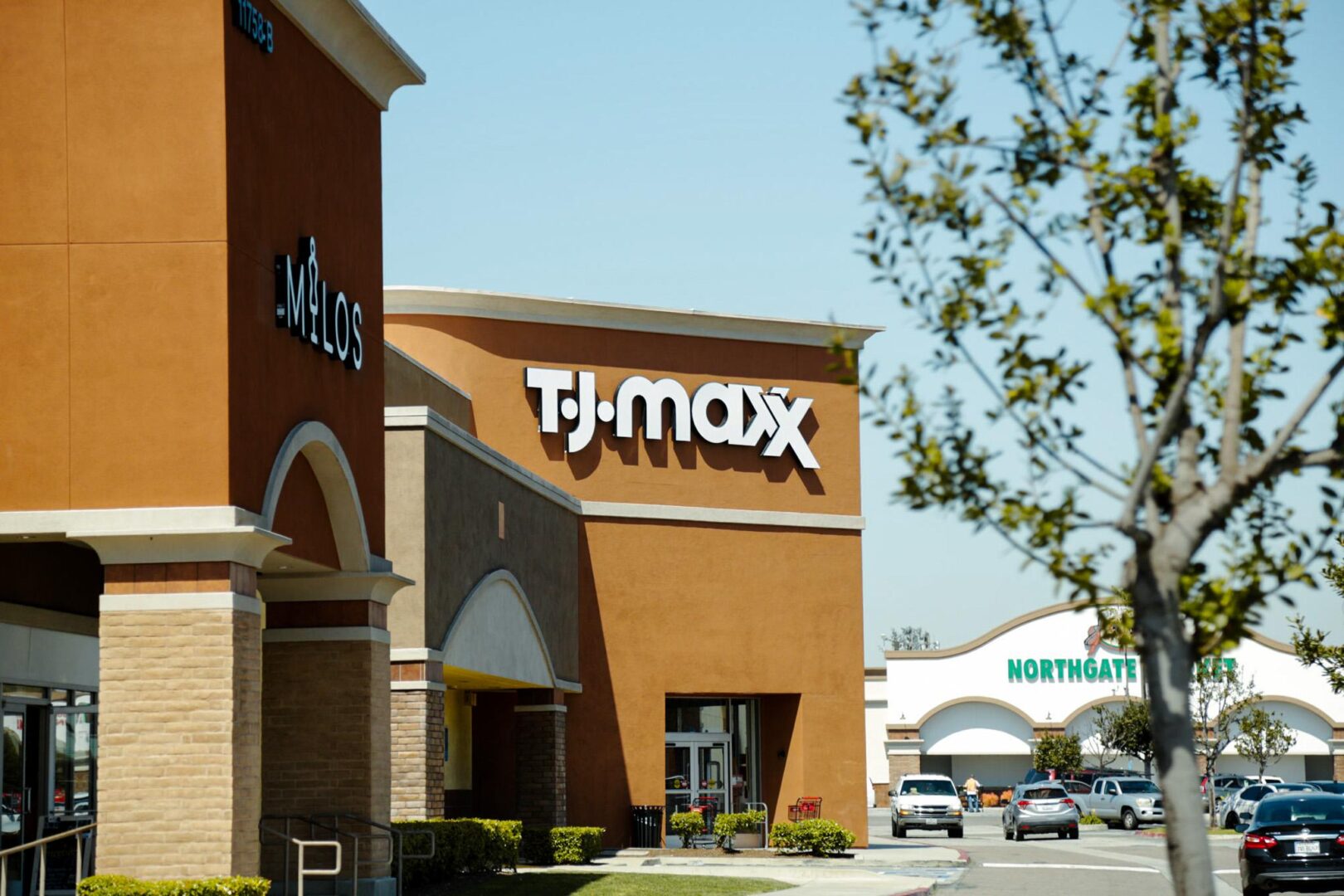 A store front of a t. J. Maxx in the day time