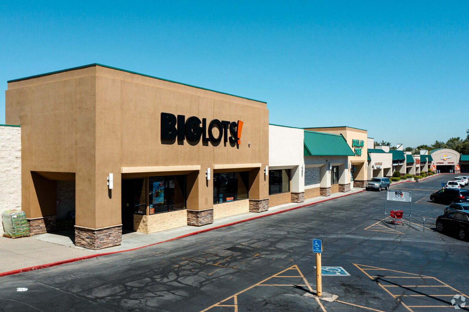 A large store front with lots of windows.